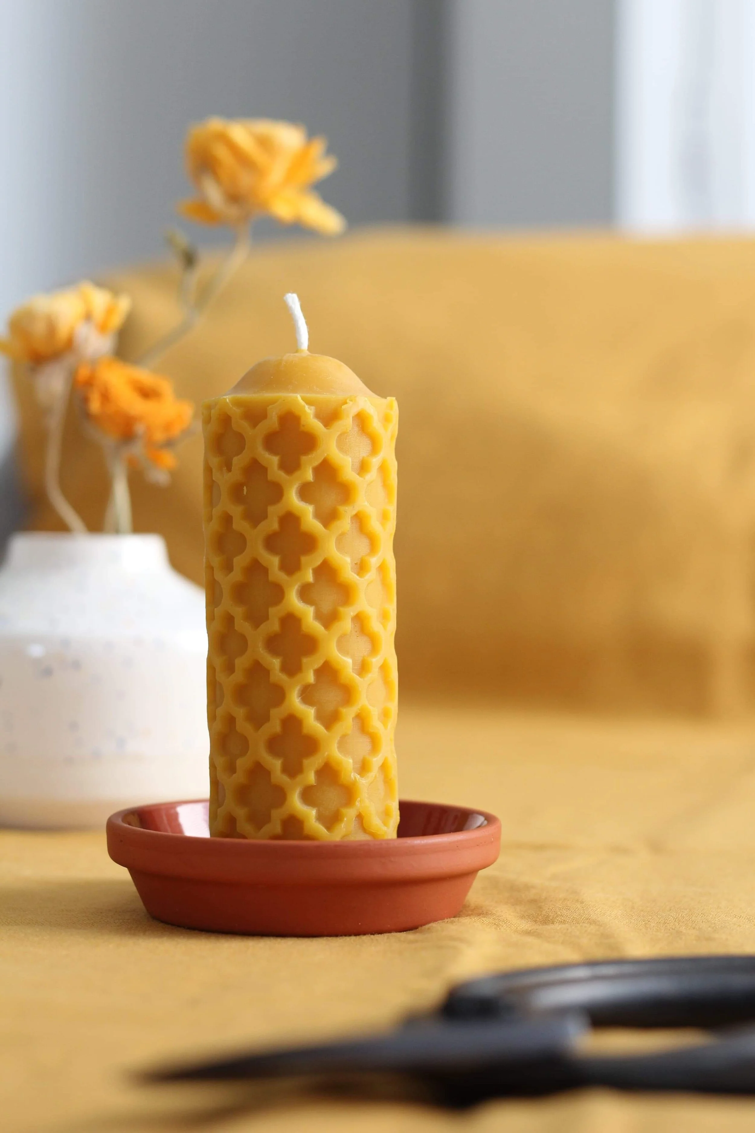 Bougie en cire d'abeille pilier médiéval 4,5 pouces - naturel