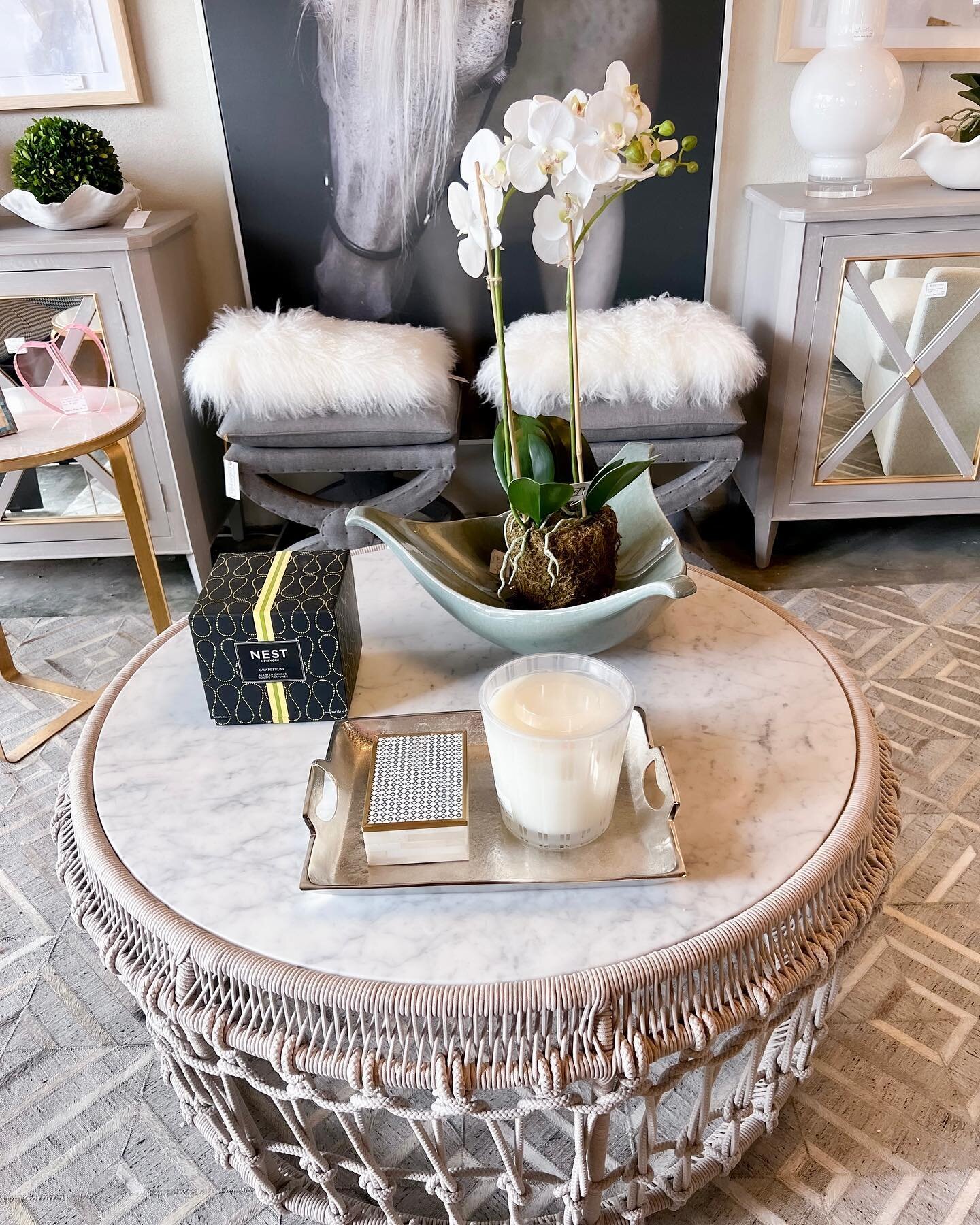 Outdoor table and new accessories @mockingbirdmanorantiques 🤍
.
.
.

#kristinebatesinteriors #interiors #interiordesign #luxuryinteriors #elegantinteriors #luxuryinteriordesign #chair #luxuryinteriordesigner #luxuryliving #pillows #housebeautiful #h