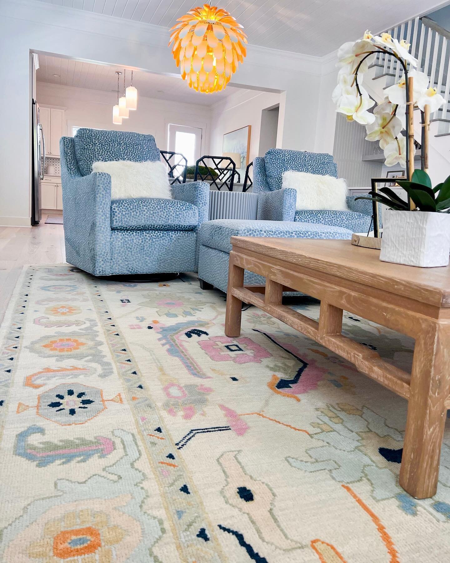 Wrapping up our Florida installs this week with this beautiful @theloomandco rug☀️
.
.
.

#kristinebatesinteriors #interiors #interiordesign #luxuryinteriors #elegantinteriors #luxuryinteriordesign #chair #luxuryinteriordesigner #luxuryliving #pillow