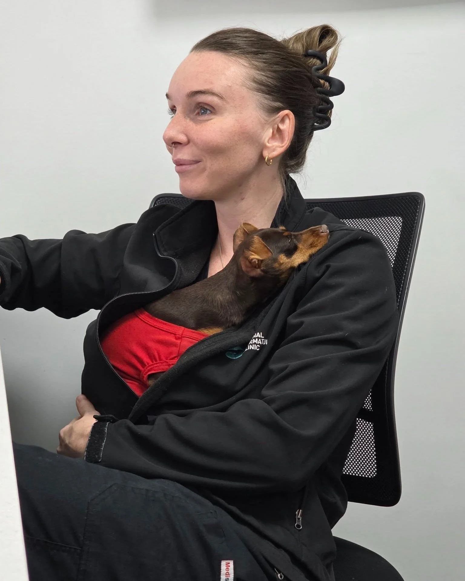 One of our sweet patients got a little extra comfortable during their immunotherapy induction day and decided Nurse Amy made the perfect pillow 🐶🥰

Immunotherapy induction days can be long, so we make sure our patients are closely monitored, relaxe