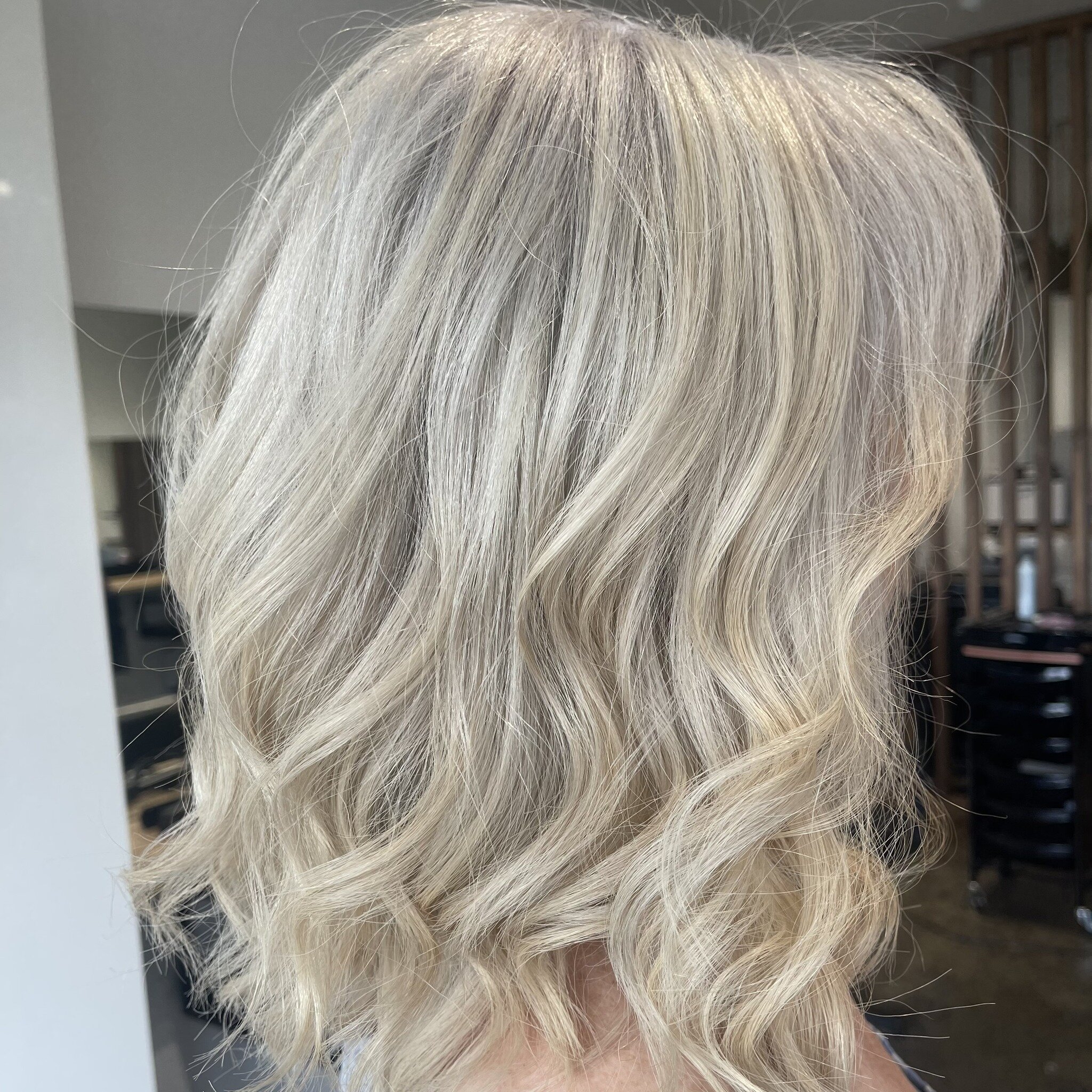 Bright, light blonde 💁🏼&zwj;♀️ Loving this look. 
&middot;
&middot;
&middot;
#melbournesalon #melbournehairdressers #emerald #hairsalon #hairdressingvic #hairdressers #emeraldvic #summerhair #blondebalayage