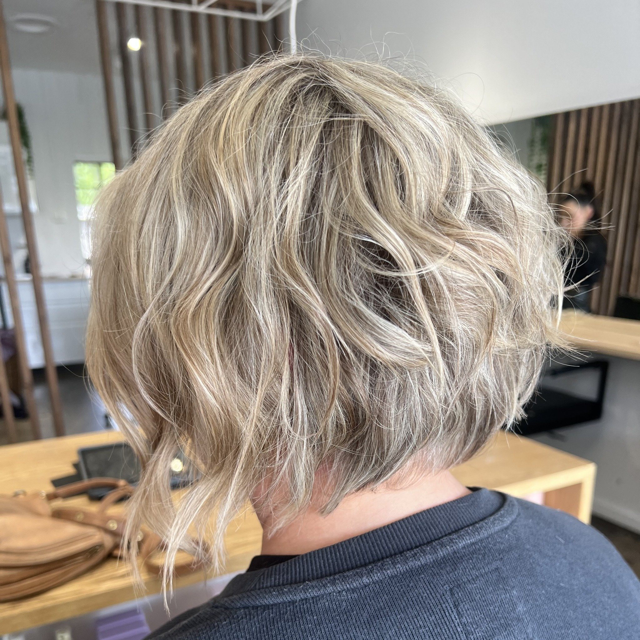 Short and wavy. Loving this style. Need a fresh cut? Book in at the link in our bio. 
&middot;
&middot;
&middot;
 #hairdressing #melbournesalon #melbournehair  #emeraldvic #haircolour #k18 #hairapprentice #hairsalon #haircut #hairstylists #shorthair