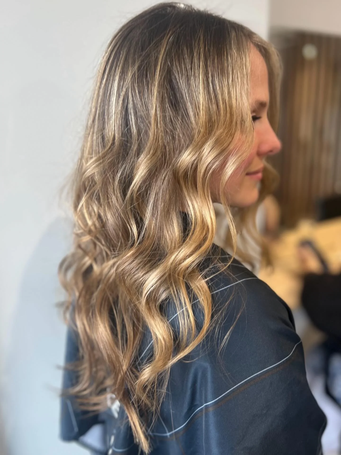 Perfect honey tones but keeping the natural depth 🍯🤎

#warmtones #hairdimension #kevinmurphy