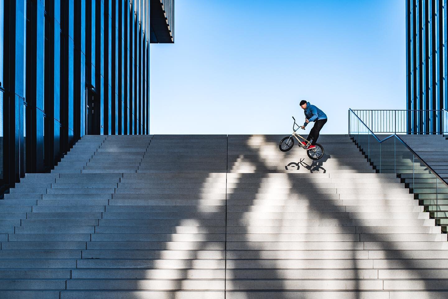 Not a car but still a machine @tobiasfreigangbmx 🔥
.
.
.
#bmx #allin #redbull #sonne #sommer #d&uuml;sseldorf #city #allinbmx #bmxstreet #sport #hyattd&uuml;sseldorf #shadow #fotografie #photography #travel #carsofinstagram #canon #canonphotography 