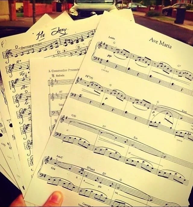 #throwbackthursday to my 1st ever wedding that I sung at; waaaaaaay back in 2013! 🙈👰🏻 It was for my dear friend @kimmymikado and her husband Tommy! 7 years of marital bliss and FOUR sons later; my singing clearly didn&rsquo;t hamper them. 😂 My go