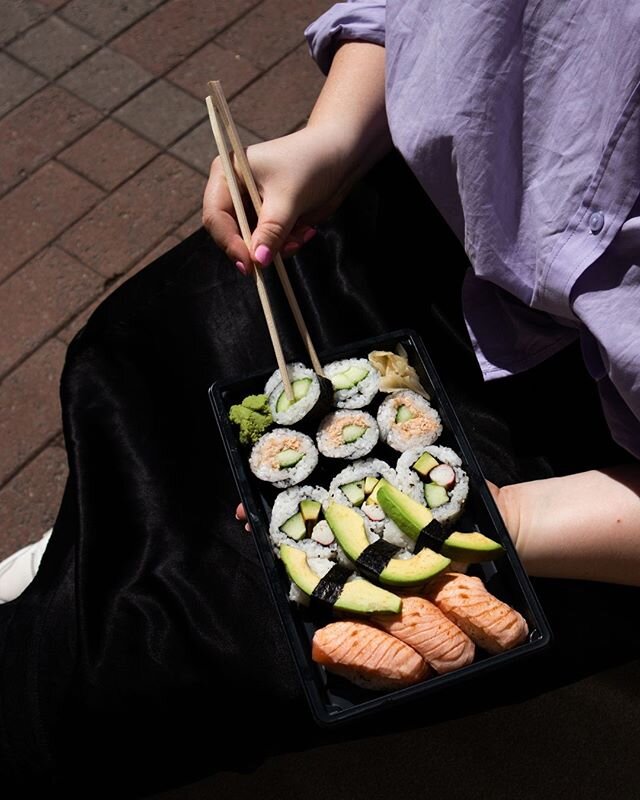 Iskik&ouml; sushihimo? Tilaa sushit kotiin tai tule paikan p&auml;&auml;lle sy&ouml;m&auml;&auml;n😍⠀
⠀
#takeaway #ravintola #haikusushi #sushihelsinki