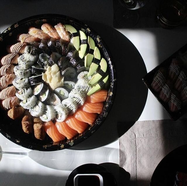 Voit tilata Haikusta sushisettej&auml; kaikkiin sushisettitarpeisiin!👌 📸: @foodev3 💯

#juhlatarjoilut #sushiparty #juhla #bileet