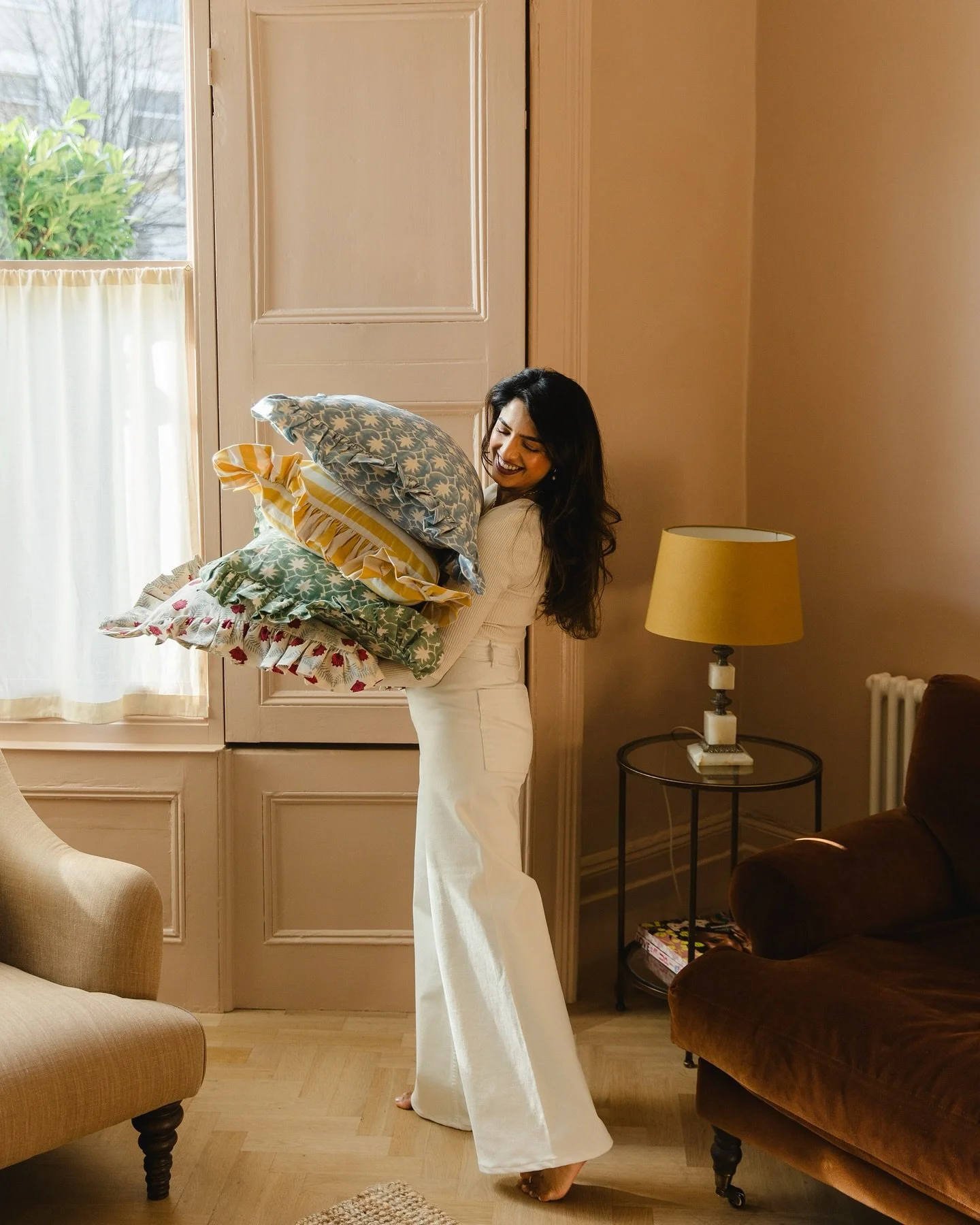 Looking for inspiration for your next brand shoot?

I love how @rukminipatelinteriordesign embraced colour and pattern throughout her shoot - everything about it feels so welcoming and full of personality. 

✨A location house aligned with her brand
✨
