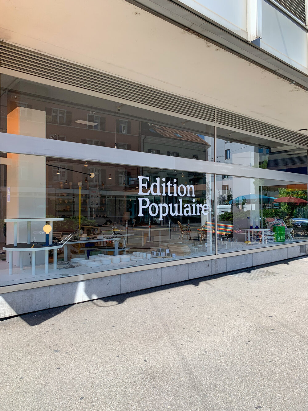 Eins und Viele bei Edition Populaire in Zürich