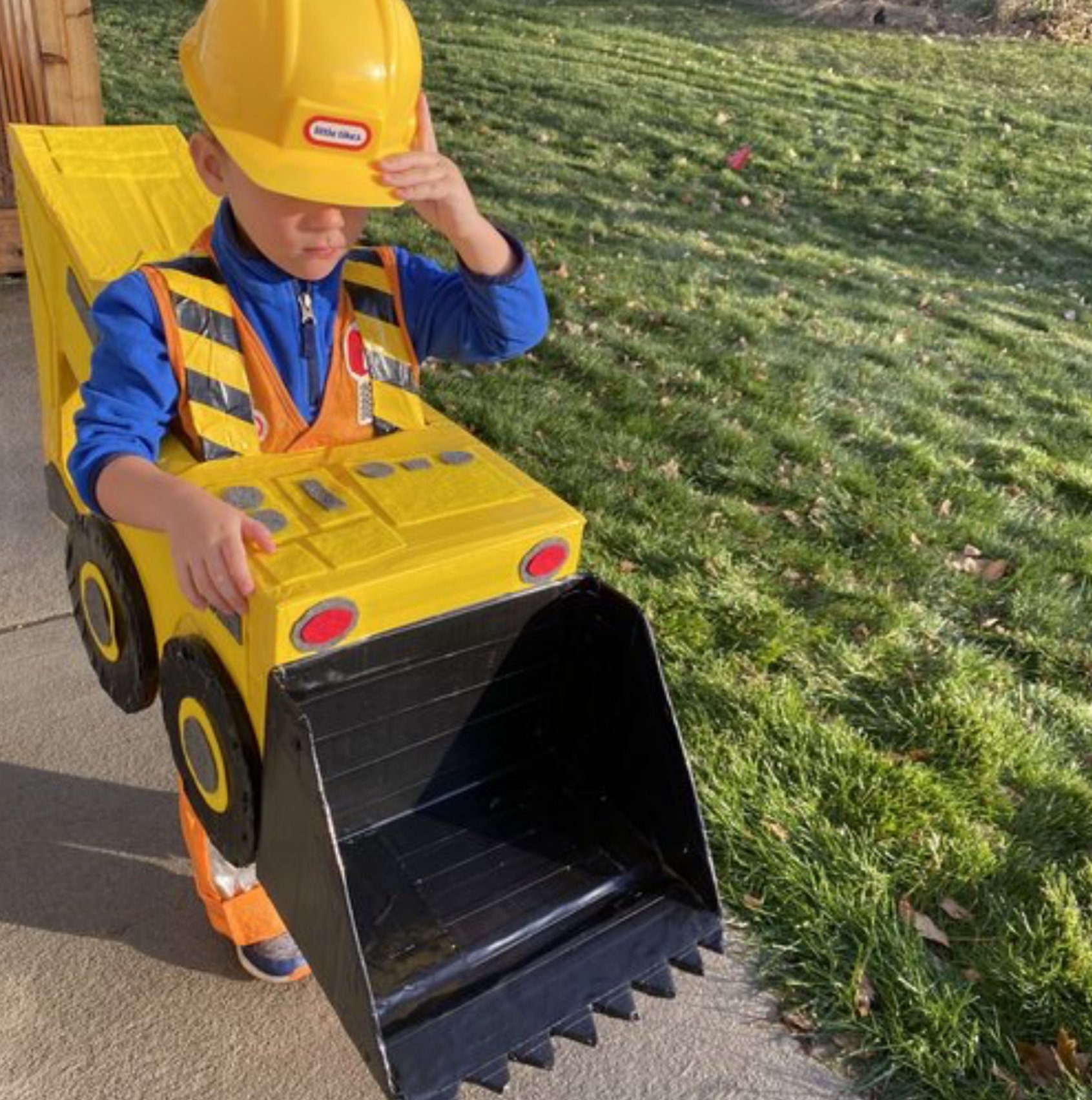DIY Backhoe / Digger Cardboard &amp; Duct Tape Costume