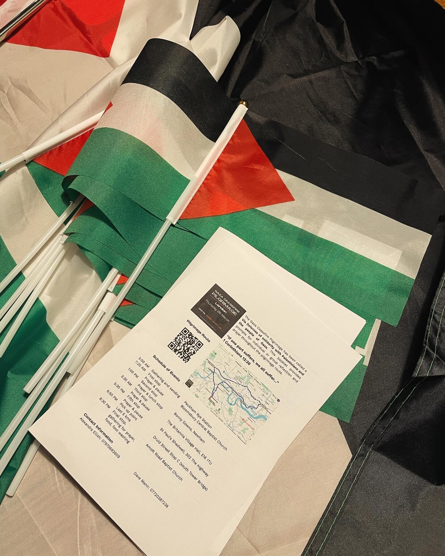 Prayers and flags at the ready! Looking forward to meeting other pilgrims tomorrow as we call for a lasting ceasefire, aid, end to occupation and freedom for all hostages. #GCPilgrimages #Londonwalks #peacemaking #walkingprayers