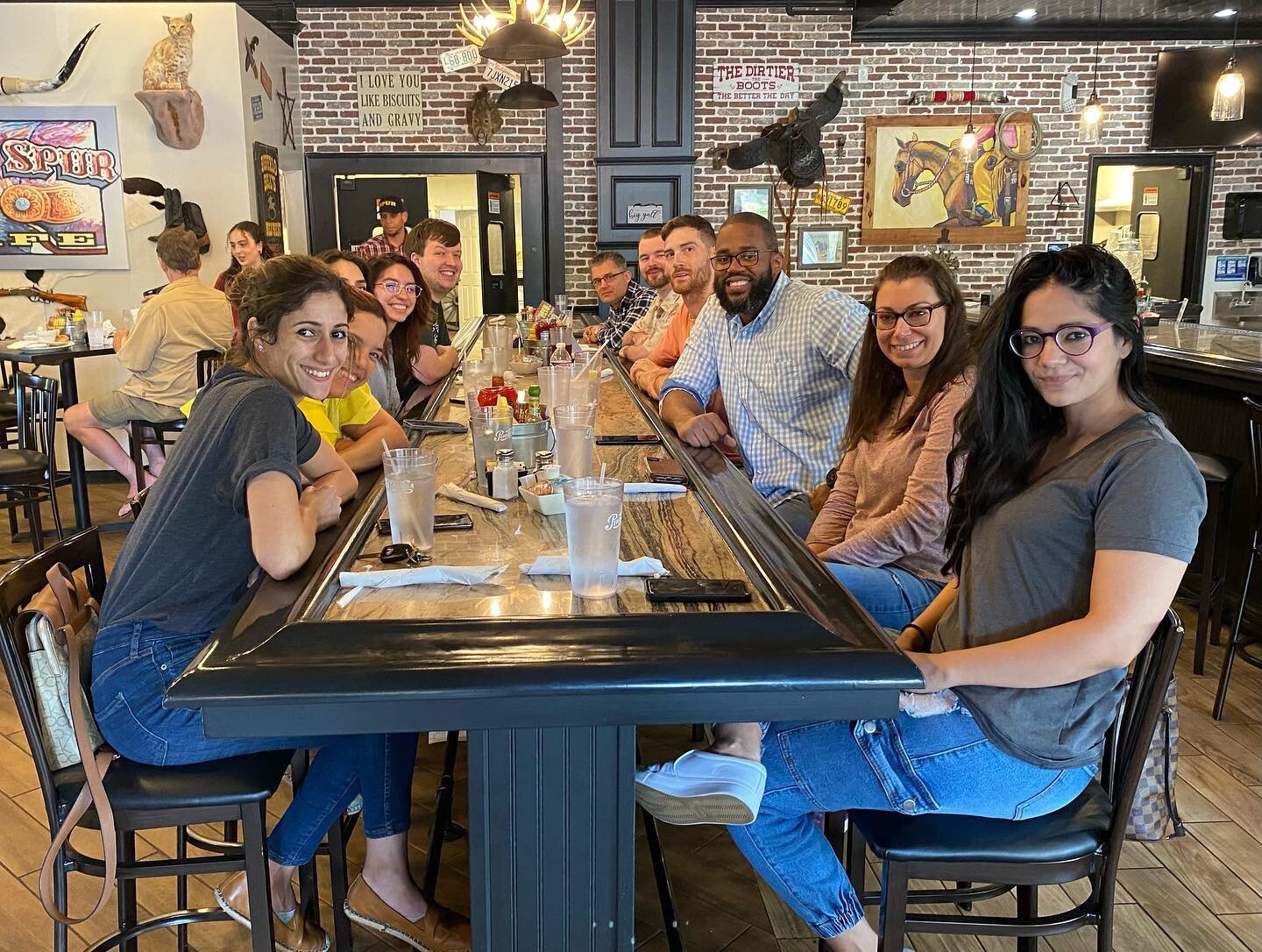 Fridays are the perfect day for team lunches! ☀️

#crossarchitects #teamlunch #multifamilyinspo #multifamily #interiordesign #dfw #allen #companyculture #funfriday #tgif #teamwork