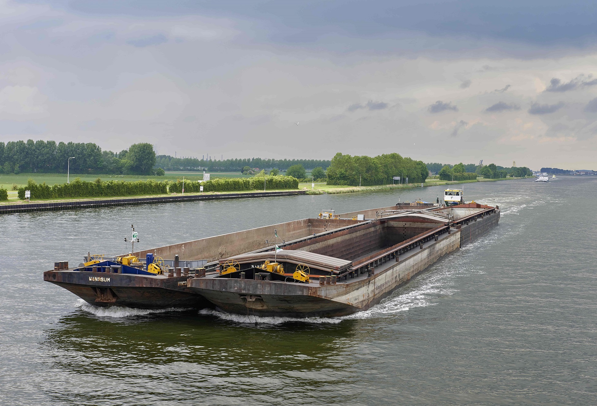 Danique F met 4 duwbakken op zeeland 102 1950px.jpg