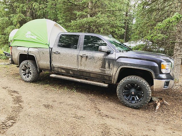 What’s your quick camping kit look like? This truck bed tent took a pretty good beating this trip. Tons of rain and wind. Only down side to this is you have to take it down if your moving to the next camp site. @napieroutdoors .
.
.
#camping #truckte