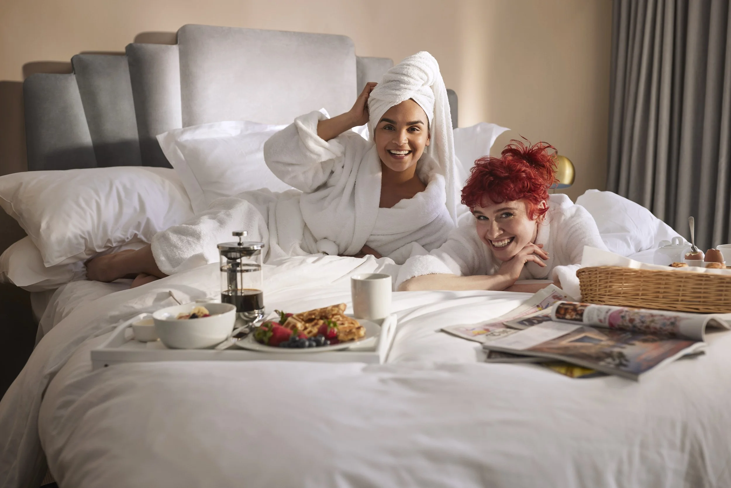 11310966_Samsung_S21_OOH_Room_Service_Shot 2_1251[2].jpg