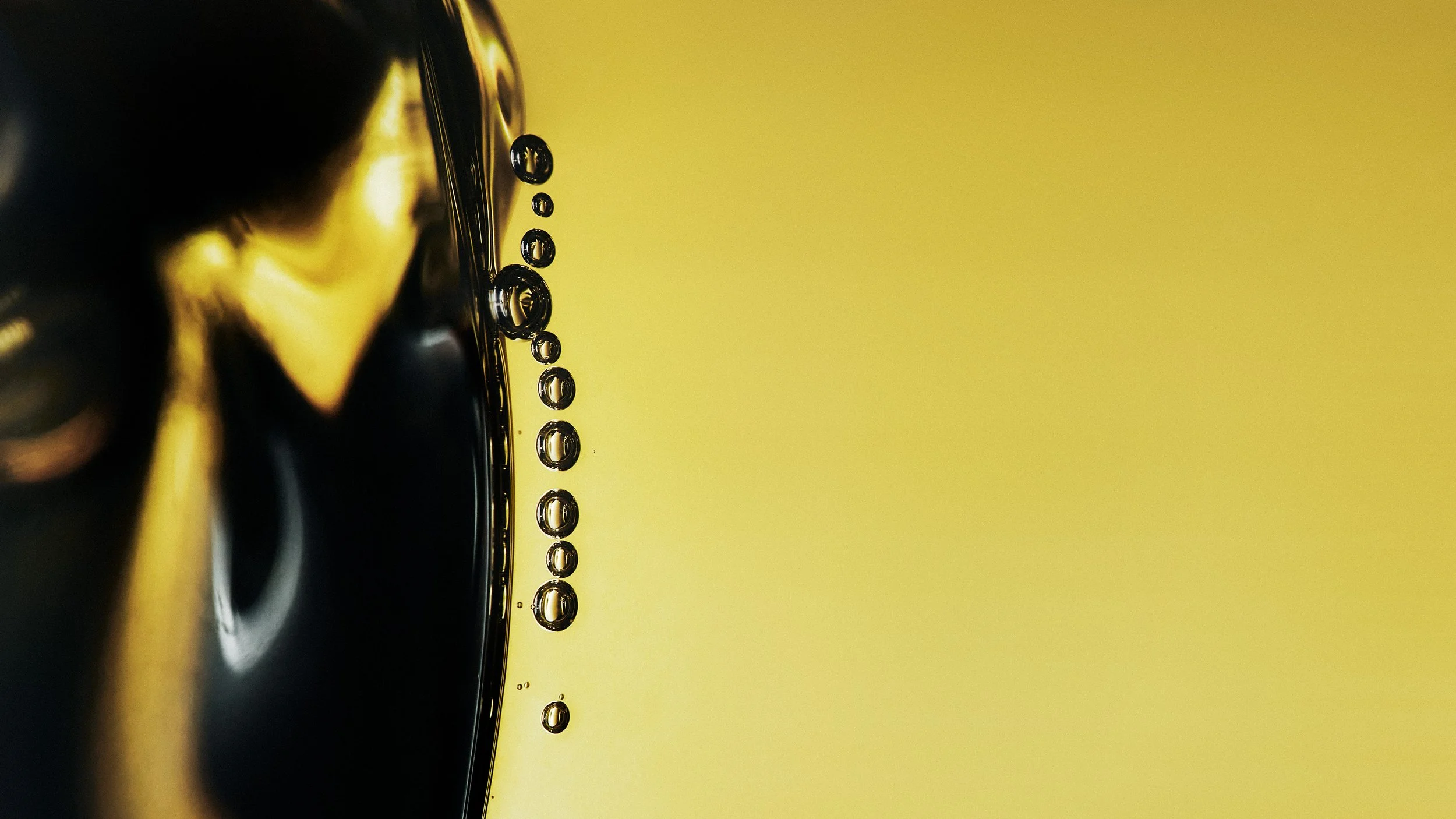 3x_ETERNAL CURLS POLISH PROTECT OIL_3.4 OZ_Macro_16x9.JPG