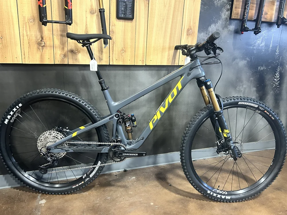 2020 Pivot Mountain Bikes Pivot Trail 429 Enduro Weight Pivot