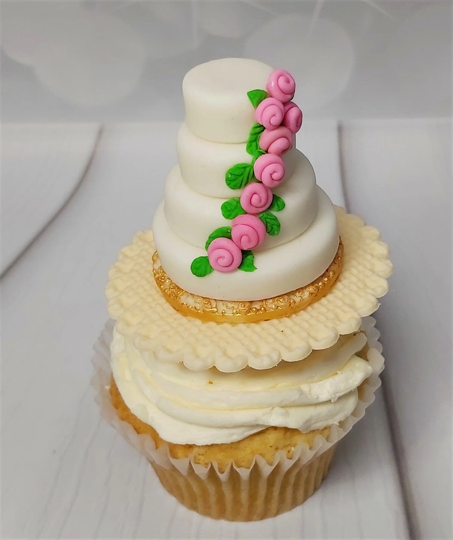 Mini wedding cake cupcake topper
