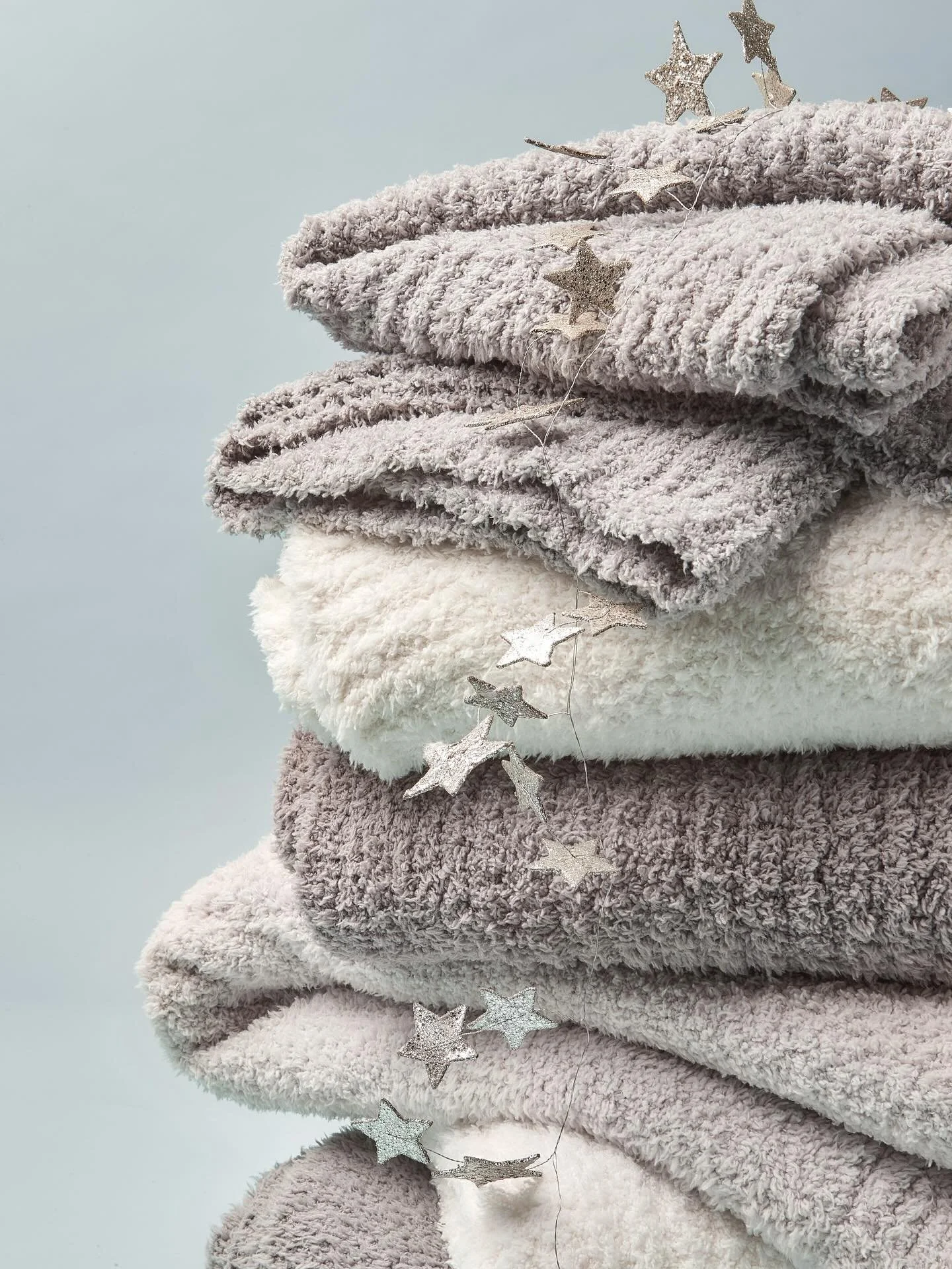 Barefoot Dreams season is here✨ these are the softest, coziest, last-minute holiday gifts out there and yes, everything here and more is in stock and ready to ship! Perfect for teachers, neighbors, friends&hellip; or let&rsquo;s be honest, yourself. 