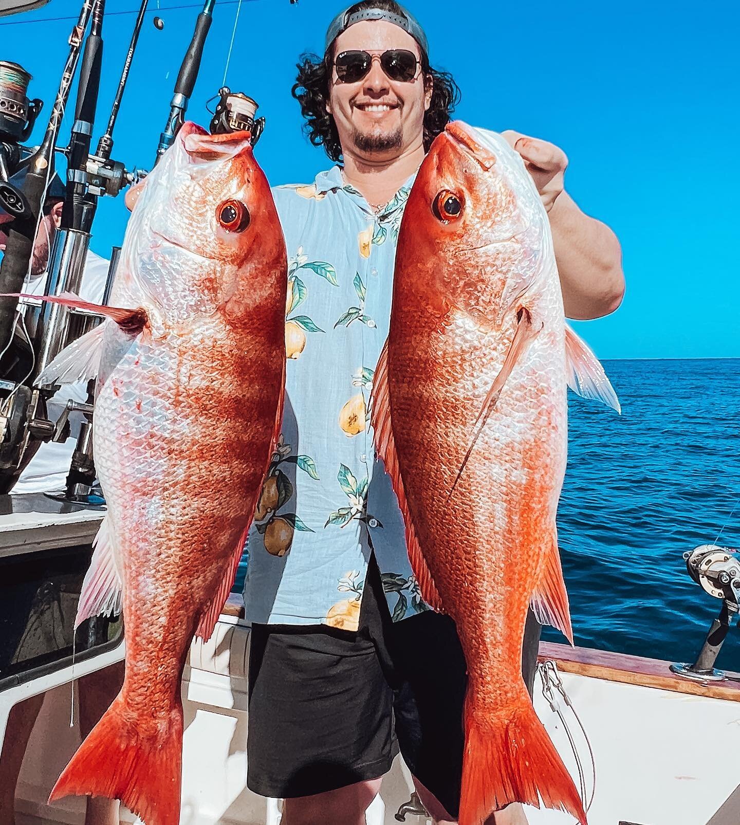 Reef fishing has been pretty awesome last weekend !🎣🎣🎣 Very nice size red snappers and the tuna mackerels were out to play !!! 🐟 the start of a great day with @anthony_bonett &amp; @william_bonett 

#redsnapper #pargo #fishing #reeffishing #jiggi