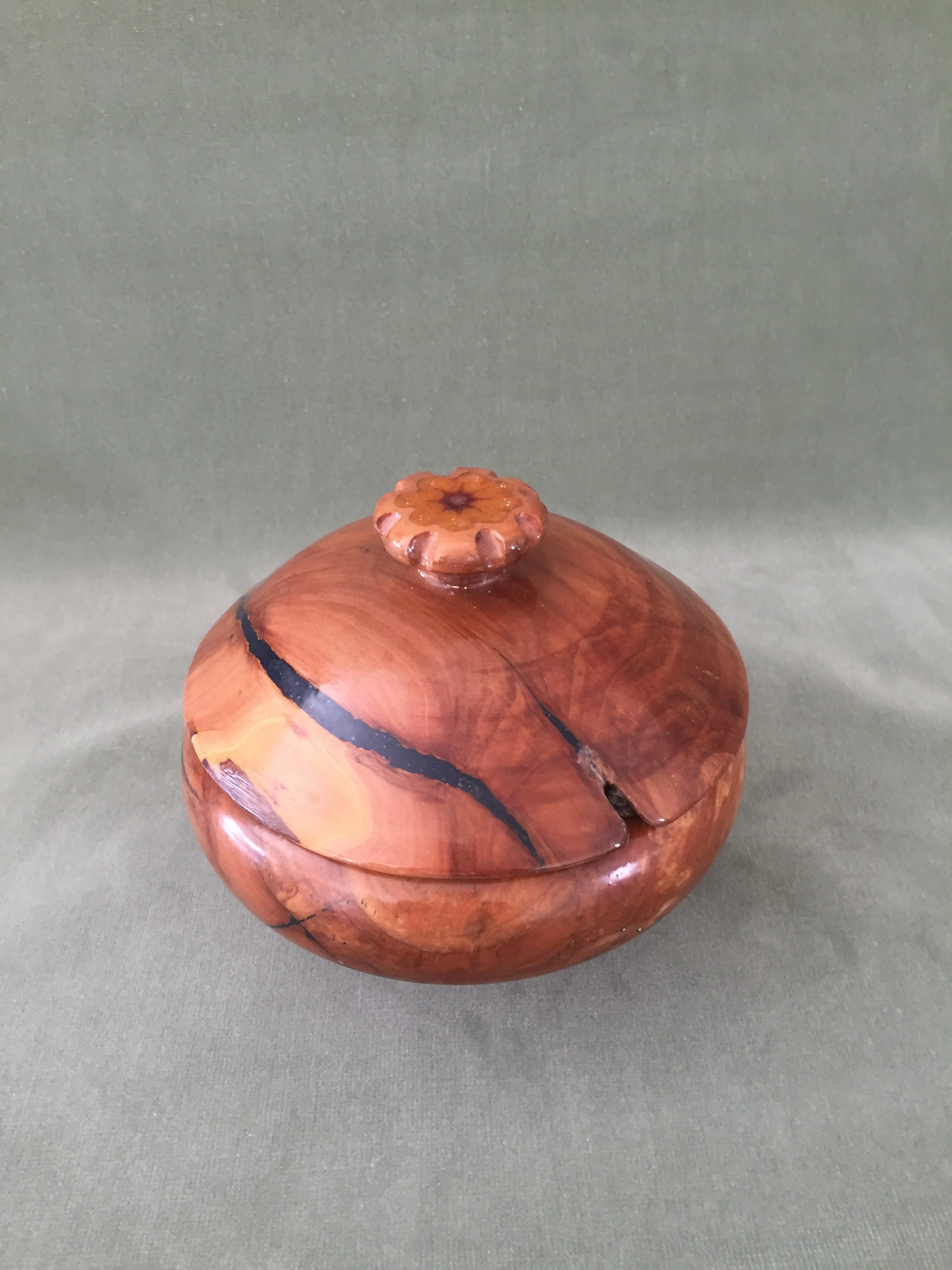 Applewood Bowl with Lid
