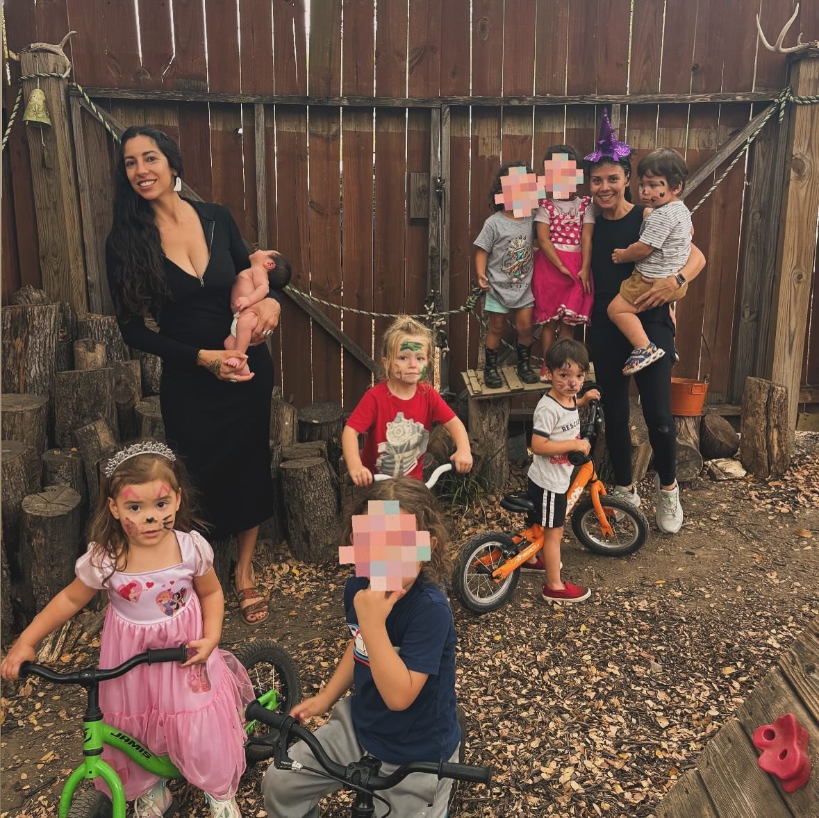 A very spooky day full of face paint, costumes, stories and dancing. 👻 🎃 👻 #outdoorkids #freeplay