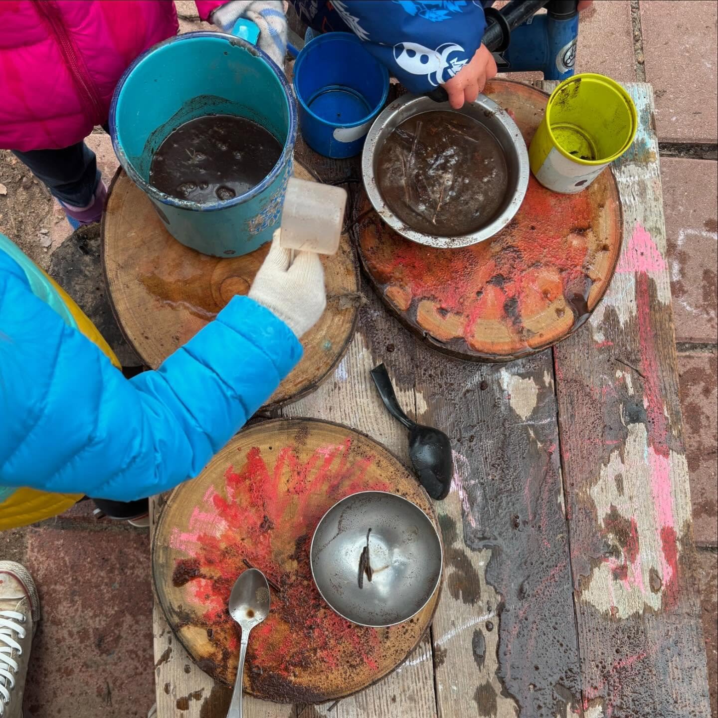 You see dirt and water&hellip;they see coffee, soup, ice cream, pizza and anything else their imagination can come up with. #outdoorplay #mudkitchen #mudkitchenplay #atxnaturepreschool #atxnaturedaycare #atxoutdoordaycare