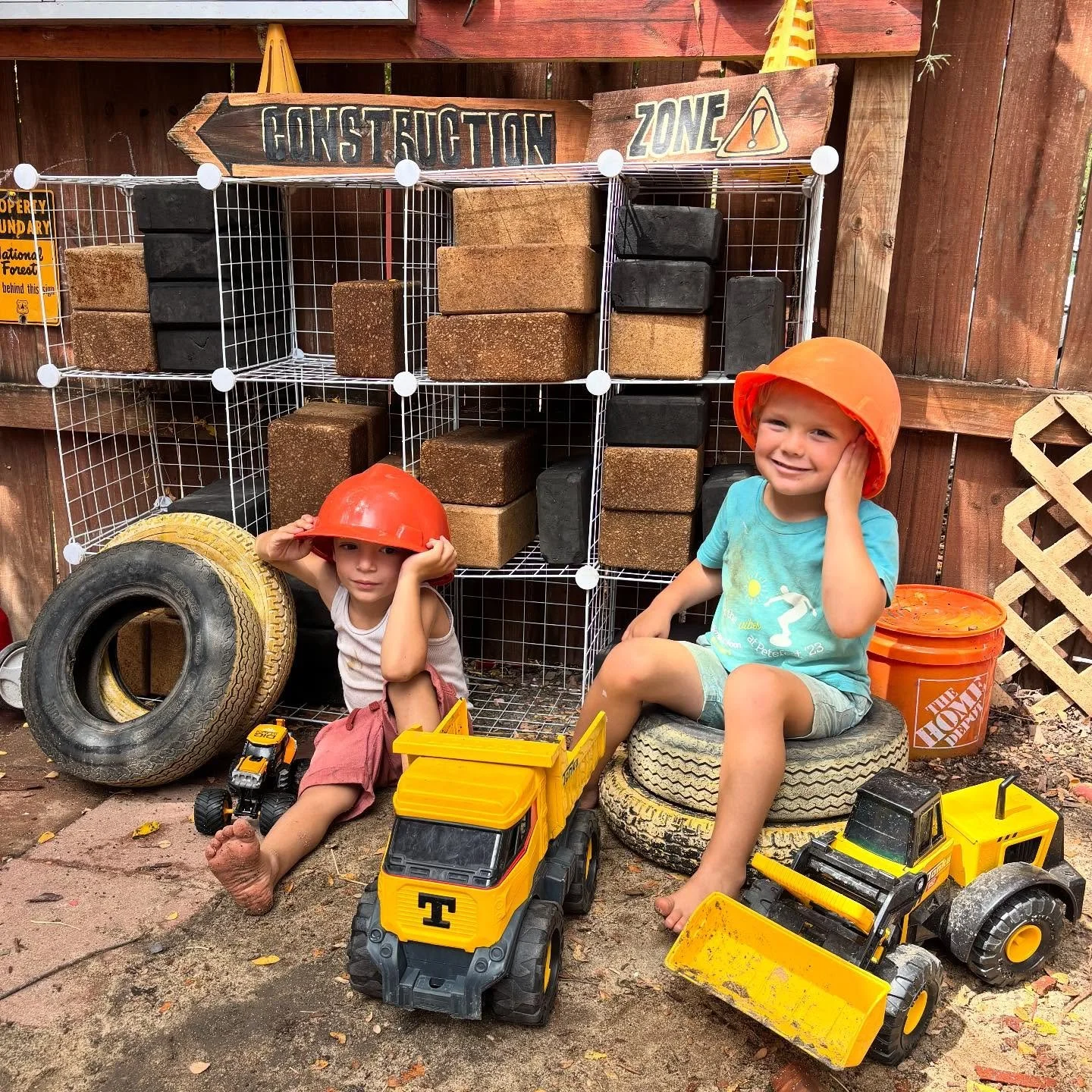 Play station: CONSTRUCTION ZONE 🚧🛠️👷🏾👷&zwj;♂️🚜🚧 #naturekid #naturalplay #atxoutdoordaycare #atxnaturepreschool #atxdaycare #delamadredaycare #wildmother #atxfreeplaydaycare #kidsoutside #atxoutdoorplay #gardeningkids #kidsgarden #austindaycare