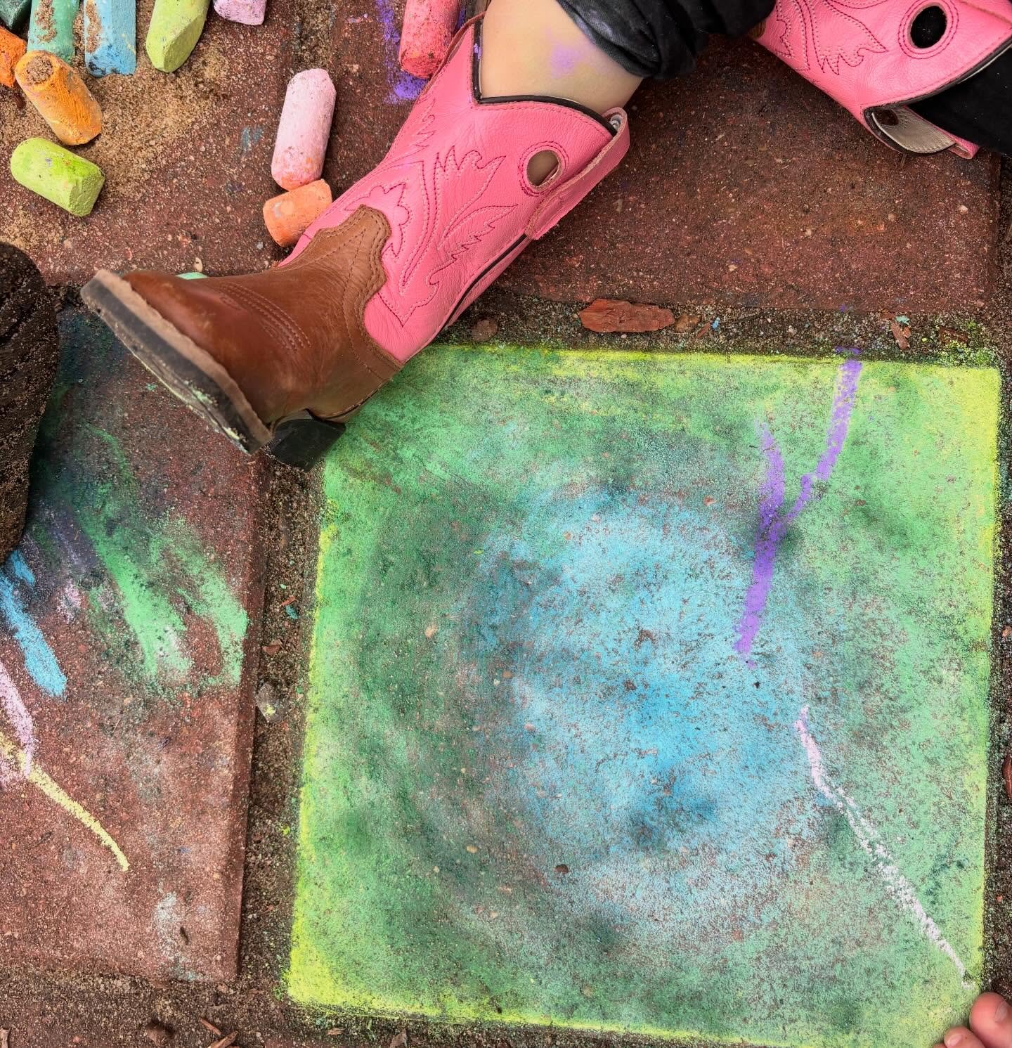 &ldquo;Can I help you color?&rdquo; 
Always yes.
🫟
#artprocess #kidsart #artoutdoor