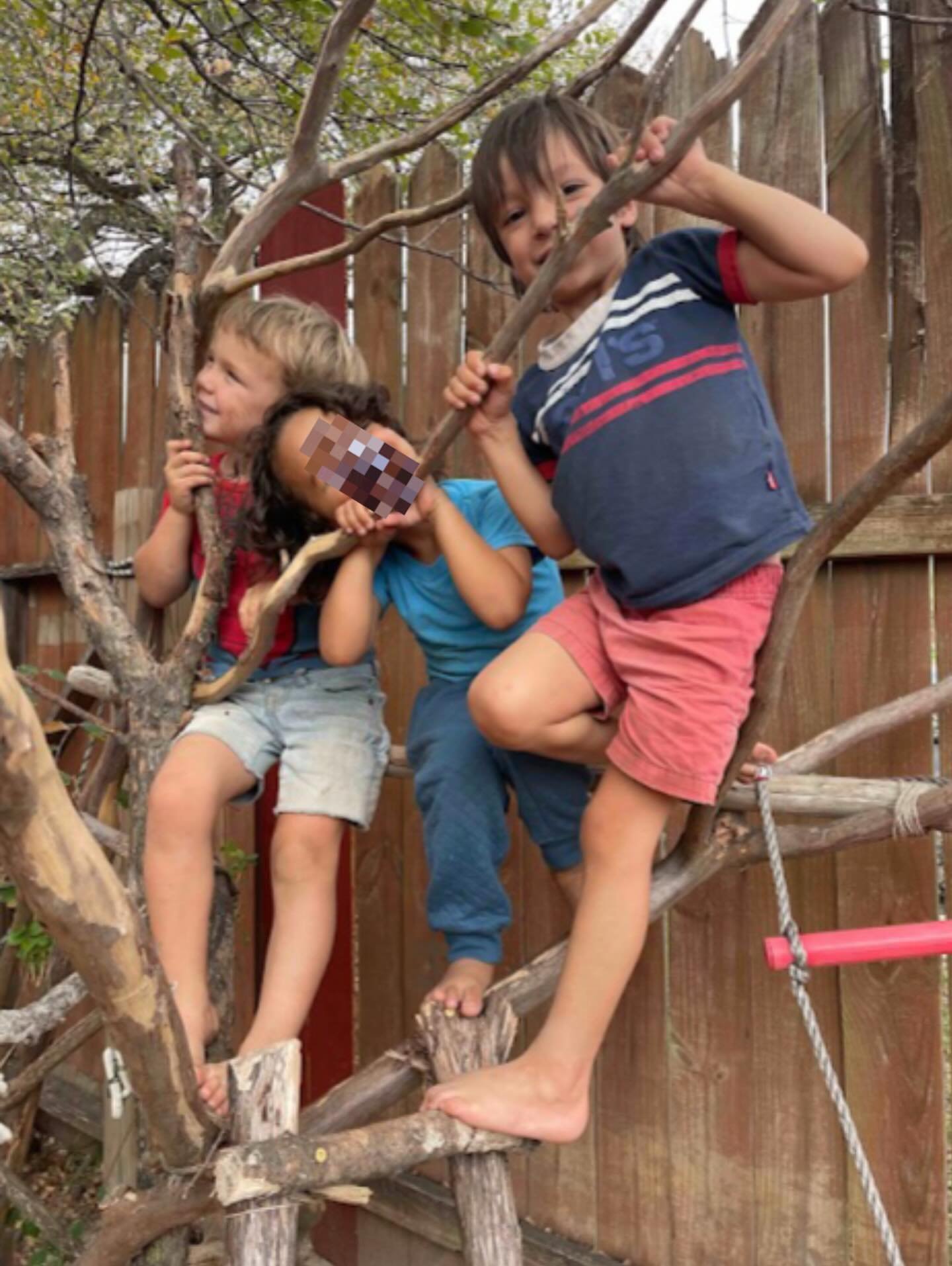Climbing kids. Watch out&hellip;they will try and climb anything! #naturekid #naturalplay #atxoutdoordaycare #atxnaturepreschool #atxdaycare #delamadredaycare #wildmother #atxfreeplaydaycare #kidsoutside #atxoutdoorplay #gardeningkids #kidsgarden #au
