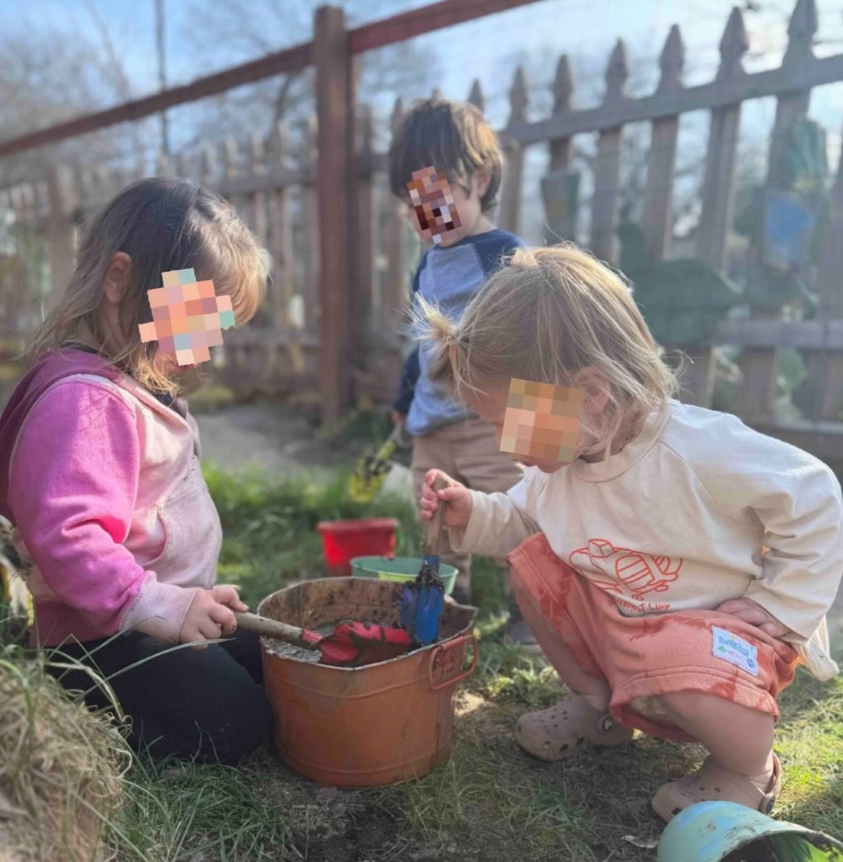 If you want to make friends, try making some mud. #natureplay