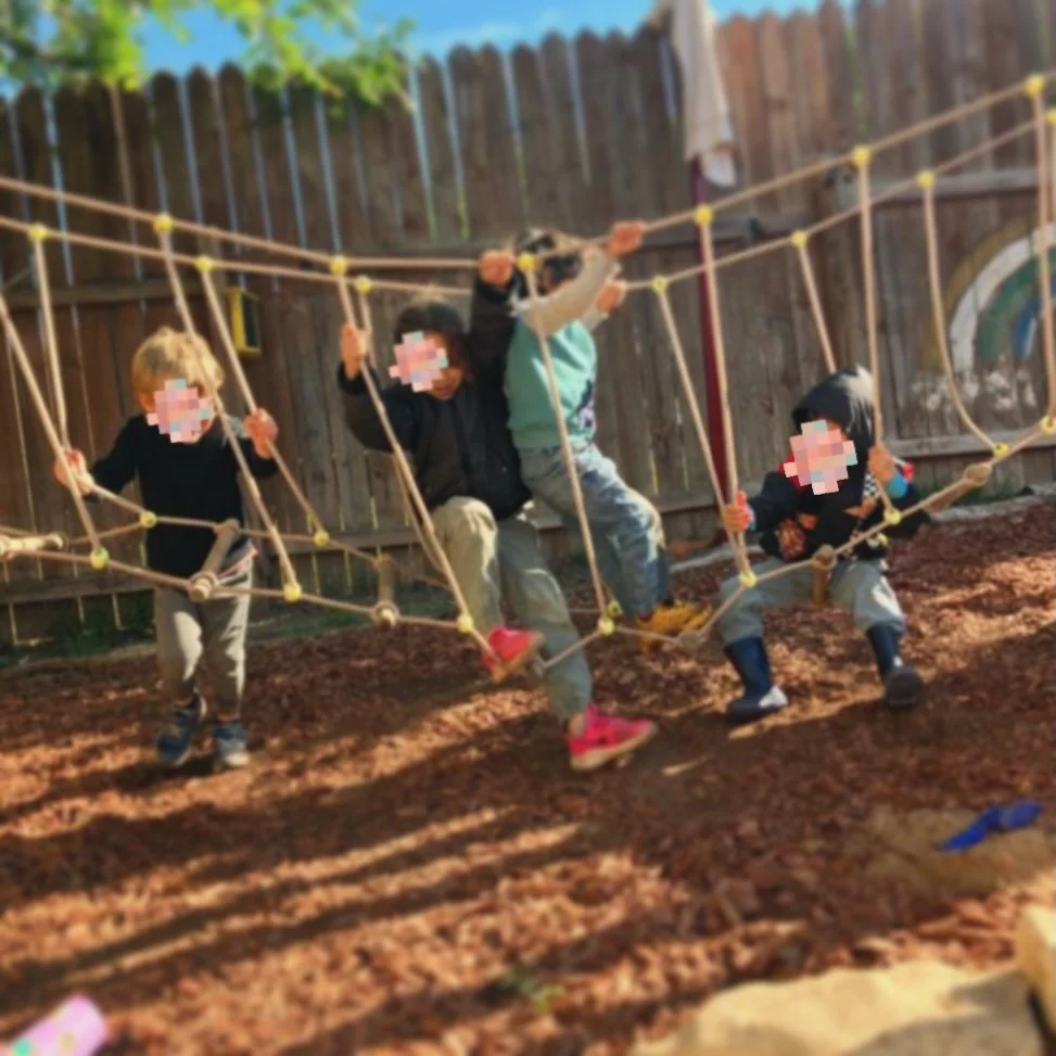 Hanging with friends. #naturefriends #outdoorplay #austinkids #atxnaturepreschool #atxnatureplay
