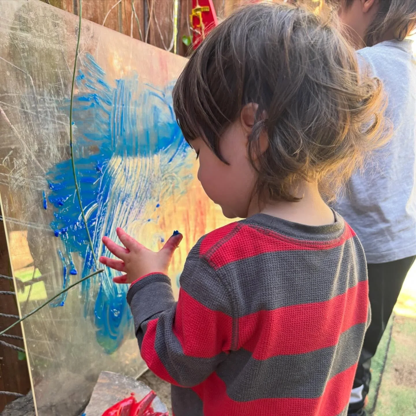 Outdoor painting canvas. #fingerpaint #natureart #atxdaycare #naturepreschool