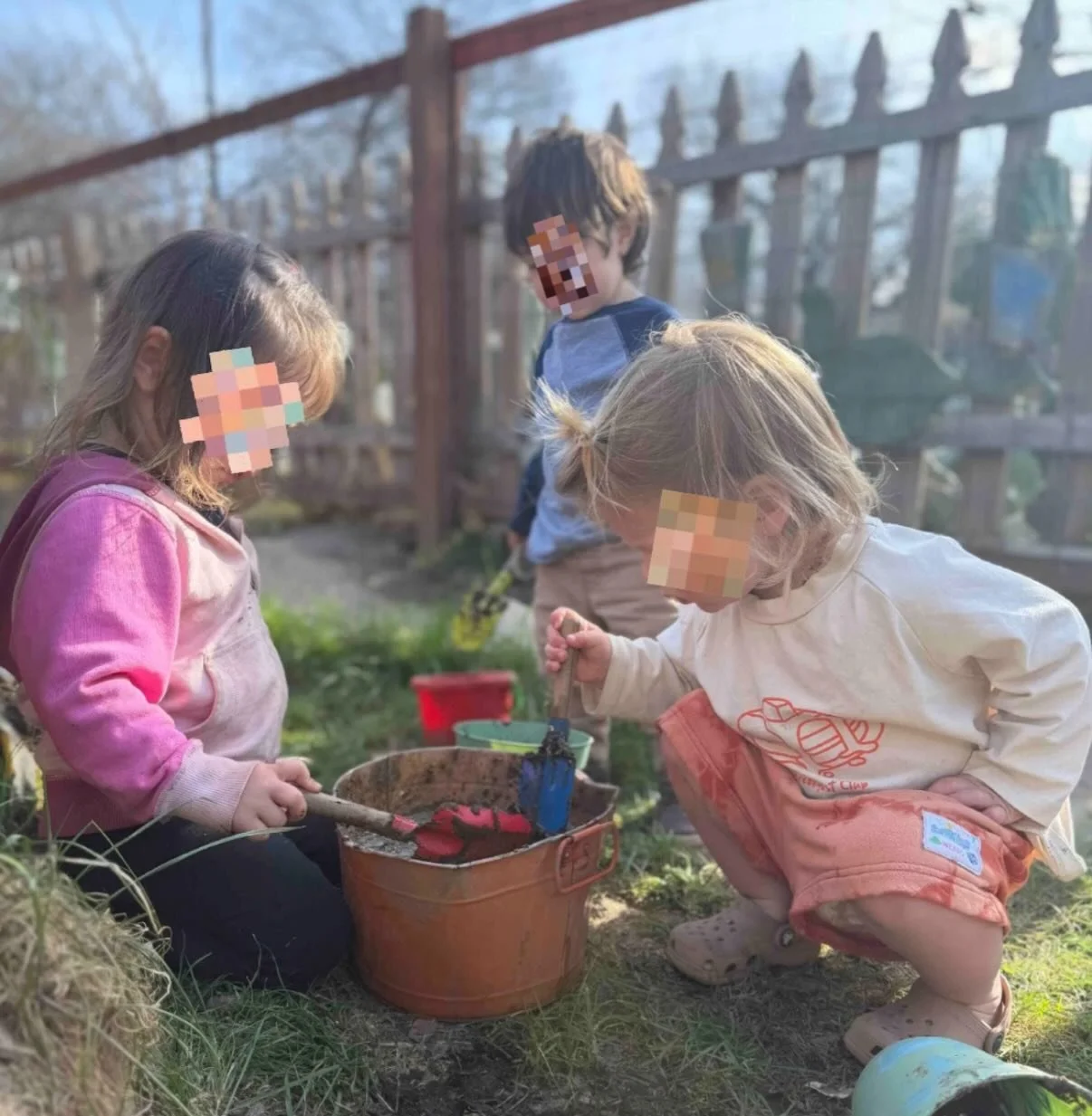 If you want to make friends, try making some mud. #natureplay