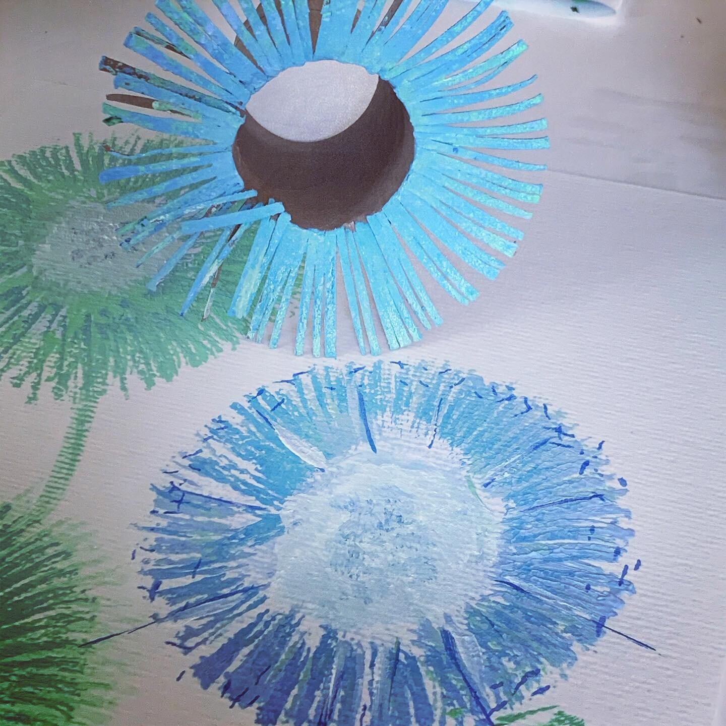 Using random things to apply texture for kid&rsquo;s painting class. Today is all about empty toilet paper rolls and dandelions. #texture #acrylicpainting #learning #experiments