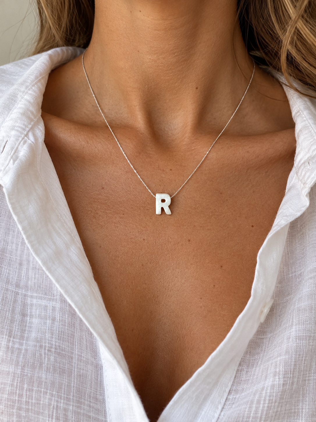 Mother-of-pearl R pendant necklace-2.png