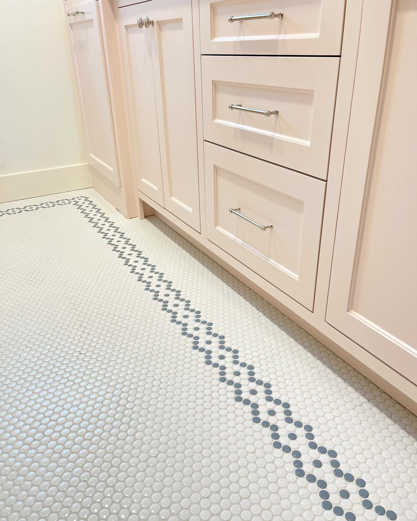 New year, back at it! We love this custom tile layout we recently finished for a little girl&rsquo;s bathroom update in this Tanglewood-area home 🔵⚪️ #pennytilefloor #houstontilecontractor #houstoncontractor