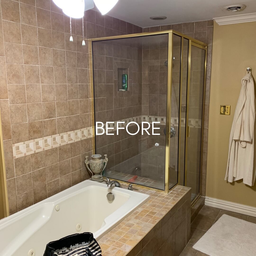 Step into your freshly remodeled walk-in shower 🚿 

Our Briargrove Park clients opted to totally delete the tub in their primary bathroom, which meant a larger space to work with. Now the walk-in shower is much more spacious, complete with a bench a