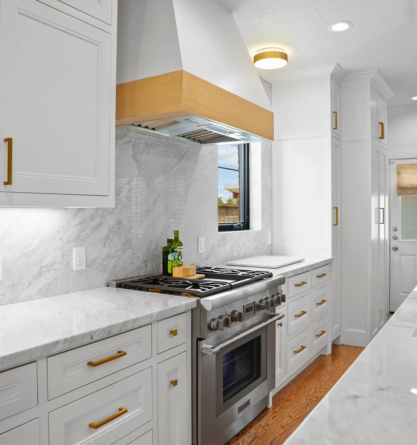 Who wouldn&rsquo;t want to be a chef in this fabulous kitchen remodel?! We love the timeless selections, coupled with the updated feel of the two-tone custom hood vent in our client&rsquo;s Spring Valley kitchen update