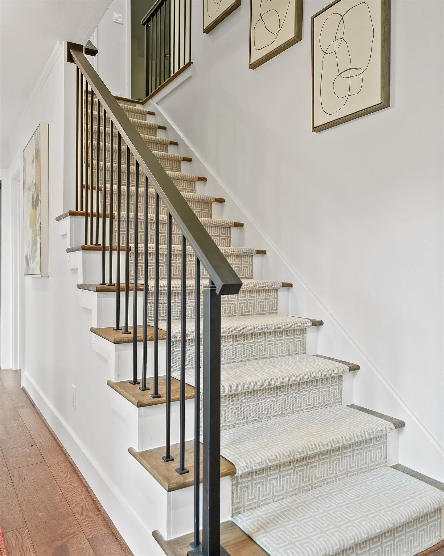 Stepping into a fresh week ✔️ 

Beautiful new hardwood floors, paint, rail &amp; balusters update this Nottingham Forest home in West Memorial 

#houstonremodeler #houstongeneralcontractor