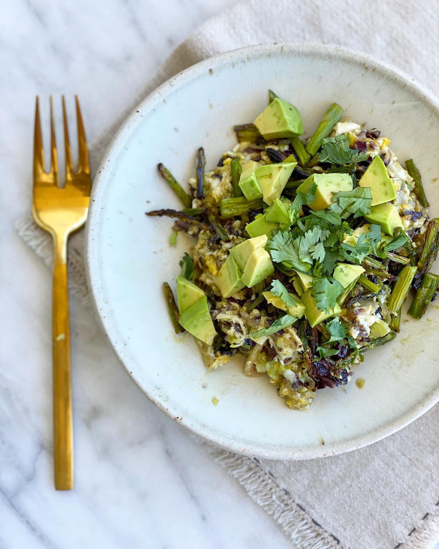 Breakfast for late lunch. Olive oil scrambled eggs with spring onion and radicchio, topped with charred broiled salt and pepper asparagus, avocado and cilantro. A masterpiece,  if I may say so. 😜 #eggsofinstagram  #plantforward #grainfree #glutenfre
