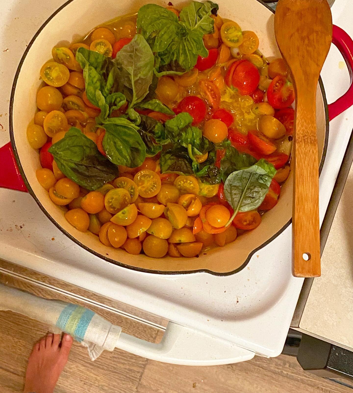 Summer = tomato and basil sauce + barefoot in the kitchen. Hoping everyone is staying safe and healthy from the fires. Sending love love to the entire west coast. ❤️ what did you cook tonight?
❤️#seasonalcooking #localfood #cherrytomatoes #basil #pas