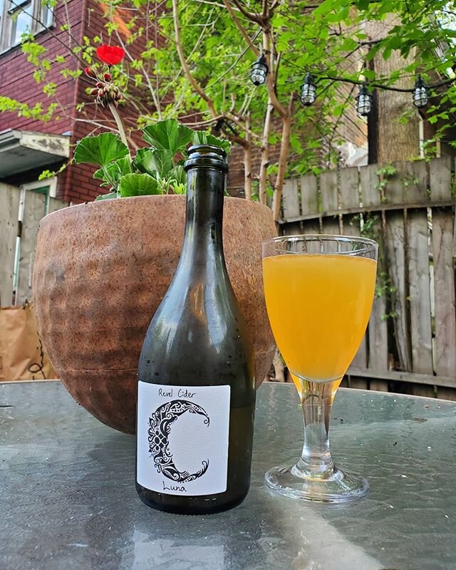 Wow! This bottle was a little outside of my price range but dang it's delicious. Worth the splurge. Enjoying a @revelcider Luna. Orange wine with Dolgo crabapples spontaneously fermented Sauvignon Blanc. This is a perfect summer sipper.

#cider #cide
