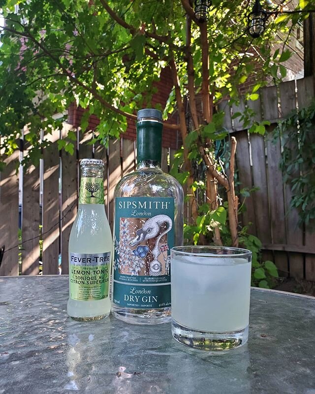 This is a lovely backyard sipper. Premium lemon tonic by @fevertreemixers with @sipsmith gin.

#gin #ginandtonic #classiccocktails #backyardretreat #pretendingiminengland #summertime