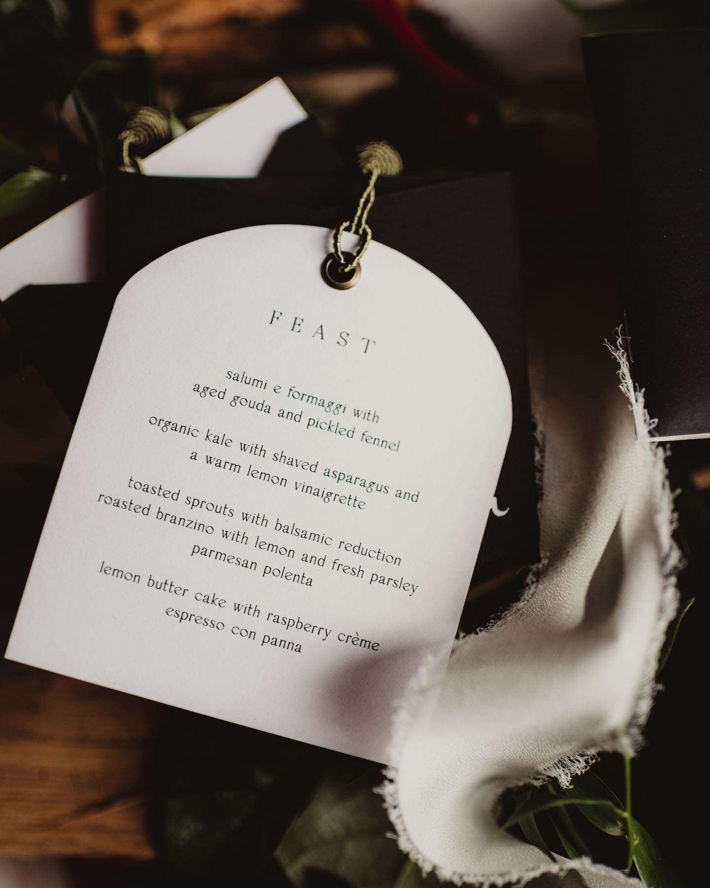Let your guests delight in their own cute little menu, rather than battle it out for the one in the center of the table. 😉

#weddinginspiration #weddinginspo #wisconsinwedding #oregonwedding #wedplan #wibridemagazine #madison #madisonwedding #milwau