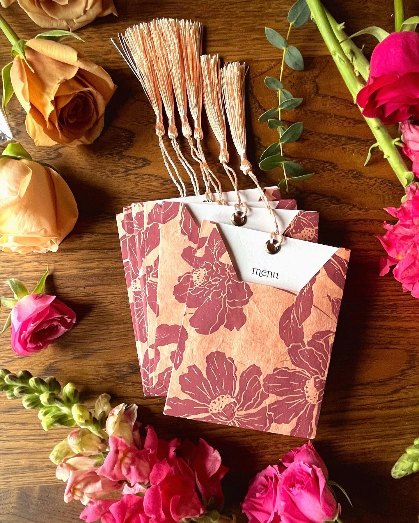 🌷Garden Party🌷 
Pullout pocket menus created from heavy, handmade paper with silk tassels. Add fun menus to your event for some tangible charm! 
(I love them so much🥰)

@harvestmoonpond_venue 
@melodyrosedesignswi 
@festpaper 
@larissamariephoto 
