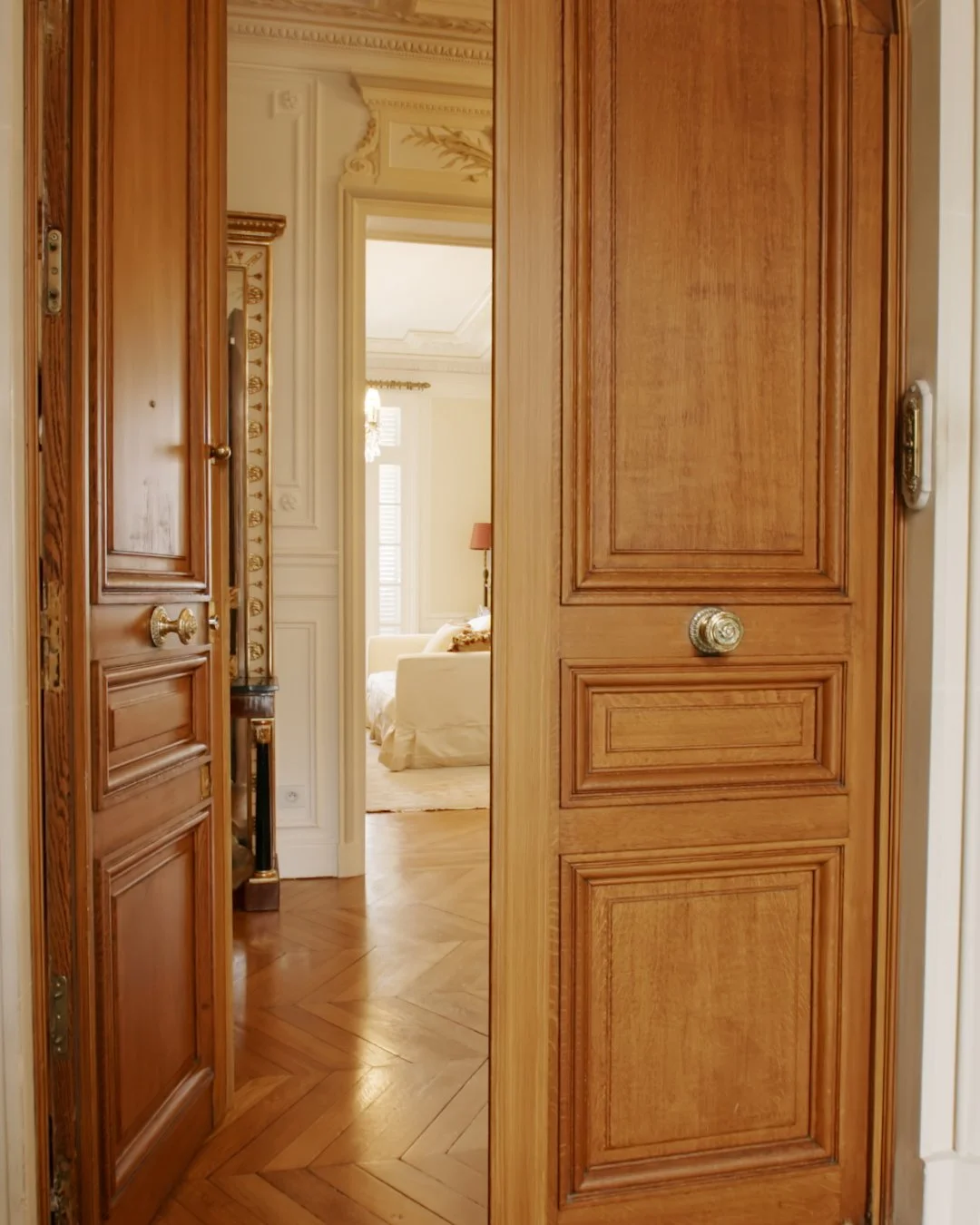 Samuel-and-Sons_Moving Images_4x5_Entrance-Hallway-5_ProRes422HQ.mov.00_00_58_22.Still001.jpg