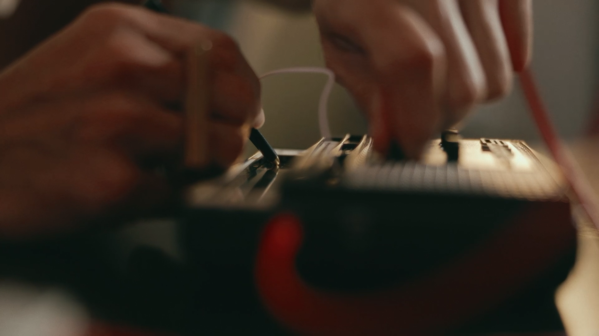 Stylophone_Saam_Yassi_Frame-Grab_6.png