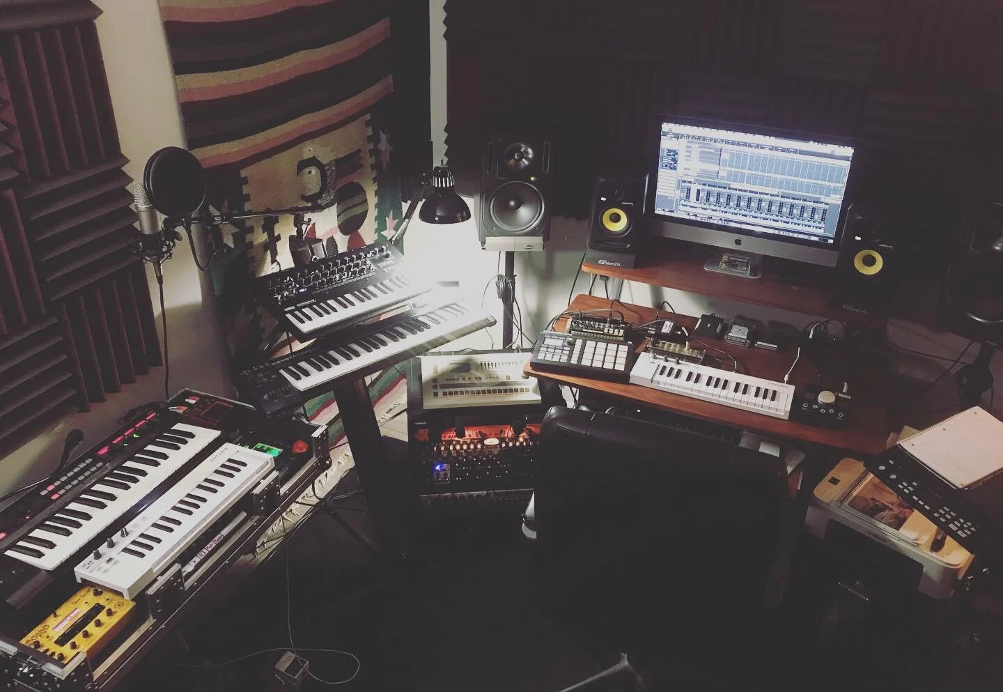 I hope these synths are synthy enough.

#synthpop #synthnerd #synthwave #indiemusic #korgminiloguexd #davesmithmopho #roland707