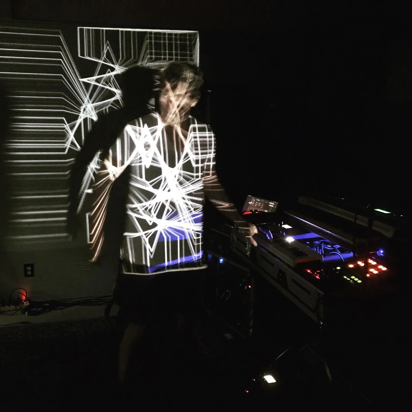 Playing with the Critter and Guitari video synth.

#critterandguitari #critterandguitarietc #synthwave #darkwave